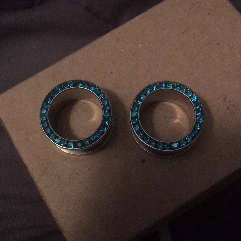 5/8 ear plugs tunnels